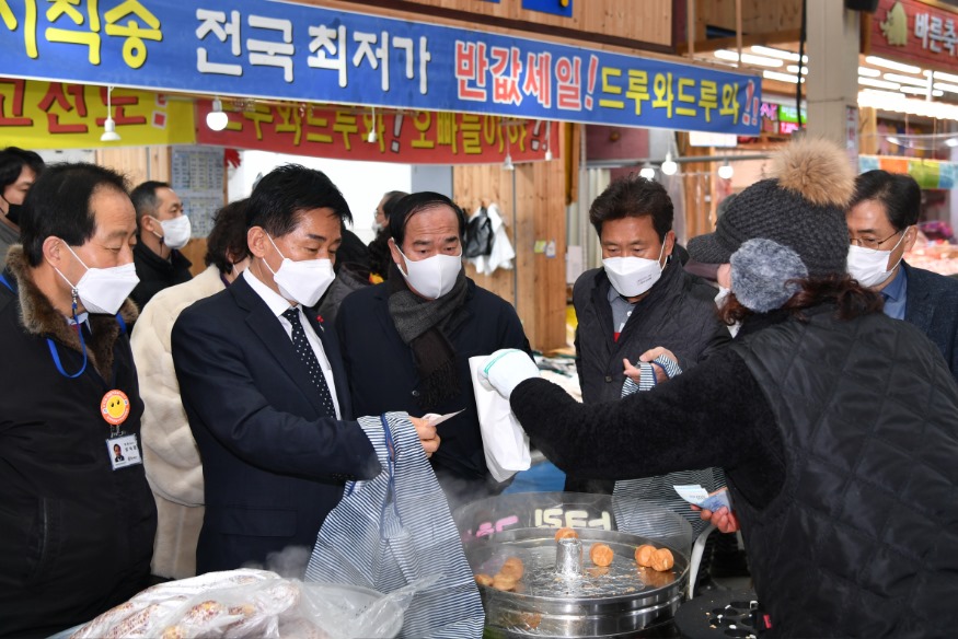 2.4.(목) 청주시의회, 전통시장 장보기 행사 사진.JPG