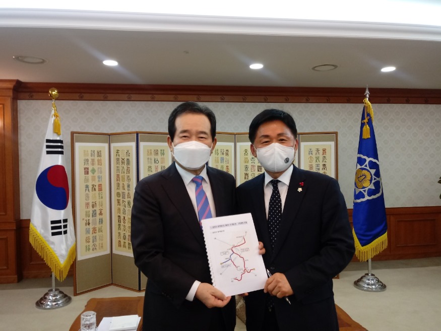 2.23.(화) 청주시의회 최충진 의장, 국무총리 만나 충청권 광역철도망 반영 건의 사진1.jpg