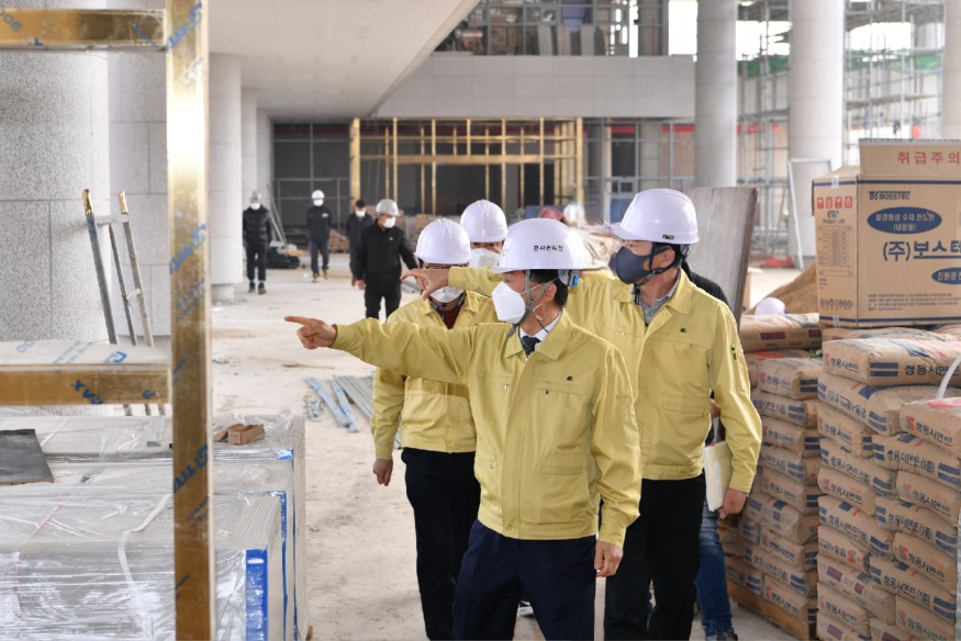 3.24.(수) 최충진 의장, 흥덕구청사 신축 현장 방문 사진1.jpg