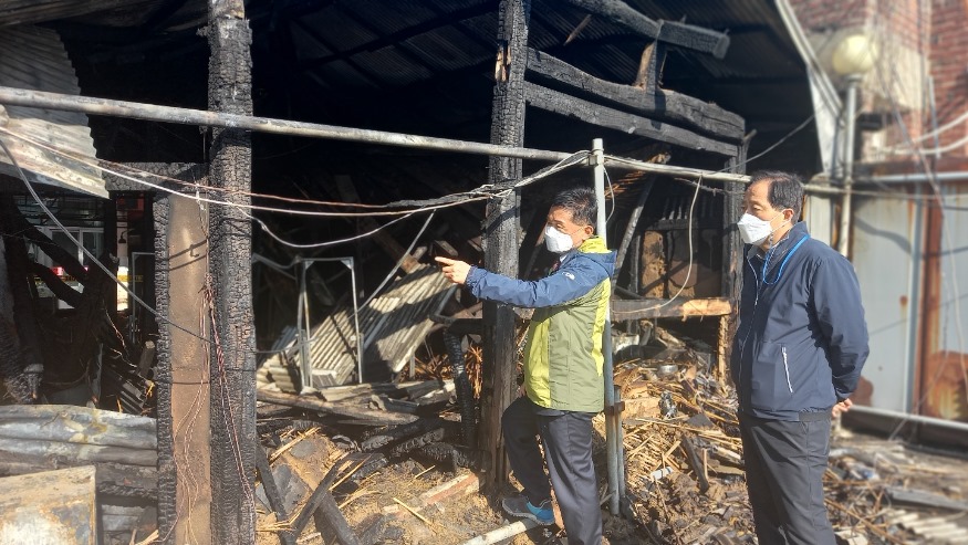 4.14.(수) 최충진 의장, 육거리시장 화재 피해 상인 위로 사진1.jpg