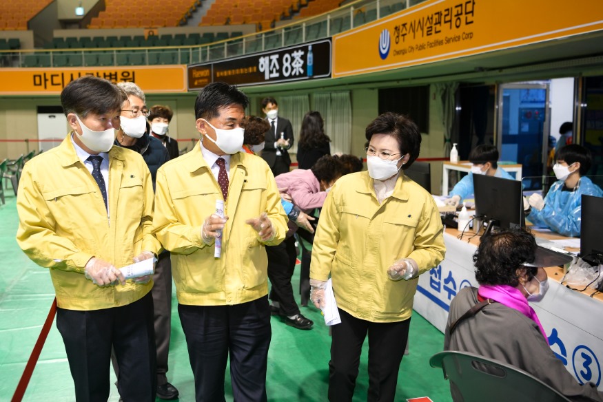 4.15.(목) 최충진 의장, 백신 예방접종센터 찾아 격려 나서 사진1.JPG