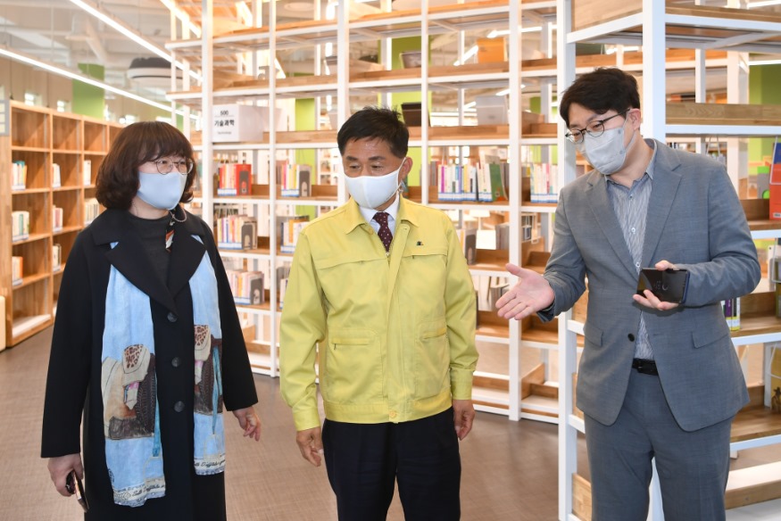 4.16.(금) 최충진 의장, 가로수도서관 현장 방문 사진1.JPG