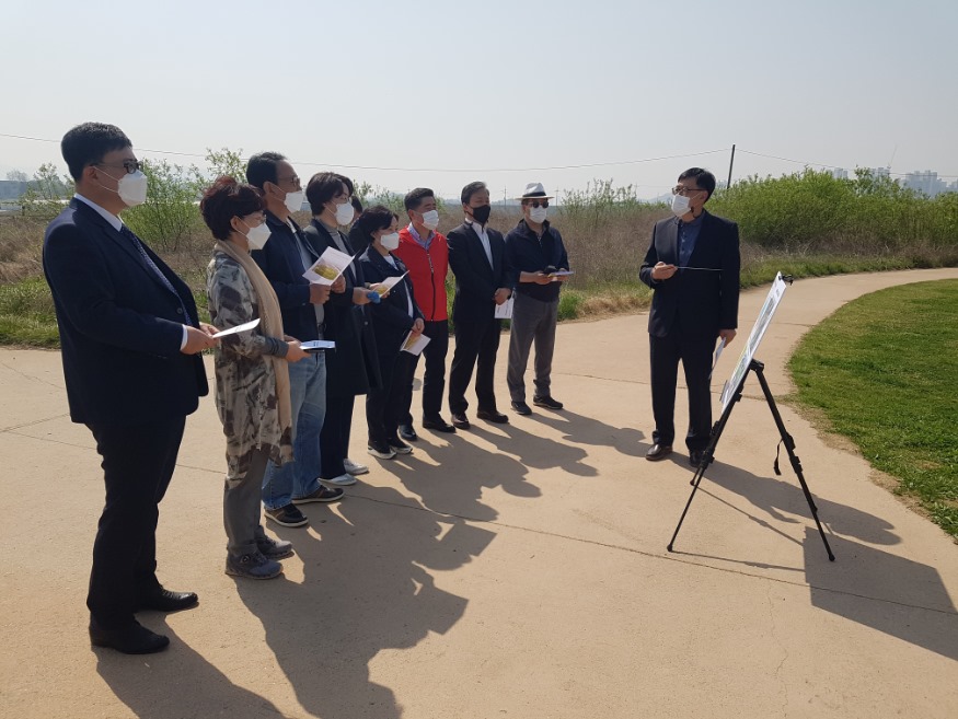 행정문화위원회 현장방문사진(정북동토성).jpg