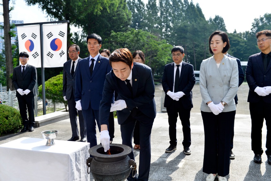 세종시의회 신임 의장 및 부의장 충령탑 참배 (1).jpg