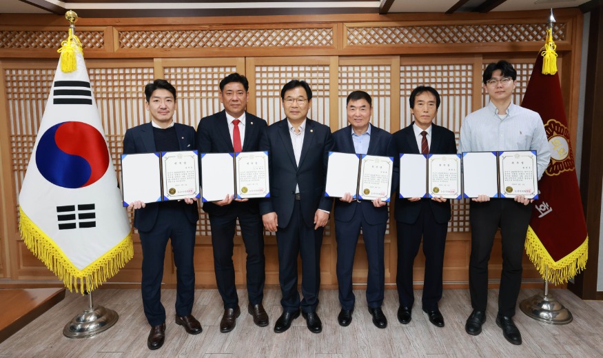 논산시의회, 2025회계연도 결산검사위원 위촉장 수여.jpg